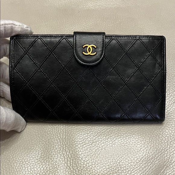 CHANEL Black Quilted Leather Wallet with Gold CC Logo - Picture 16 of 16
